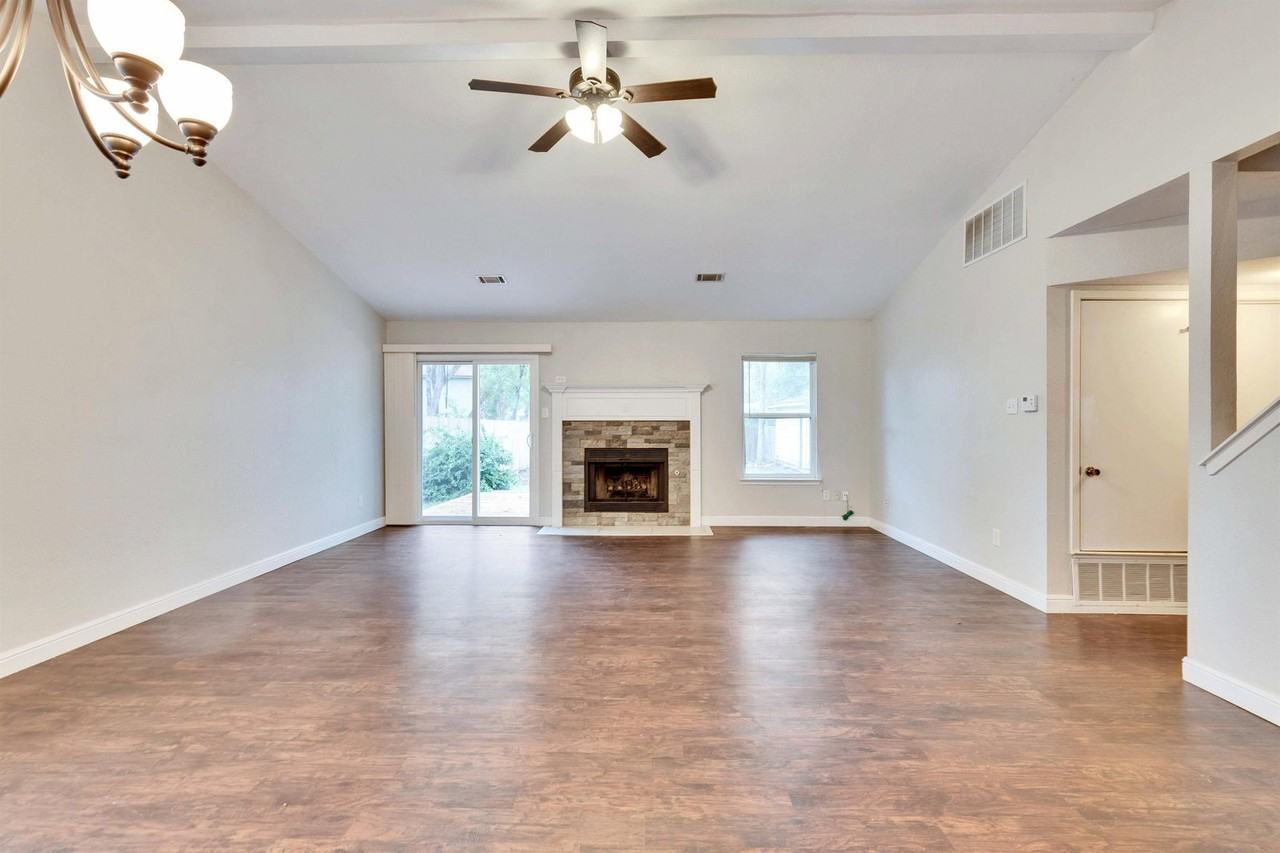 9706 Moorberry St - Photo 4 of 25