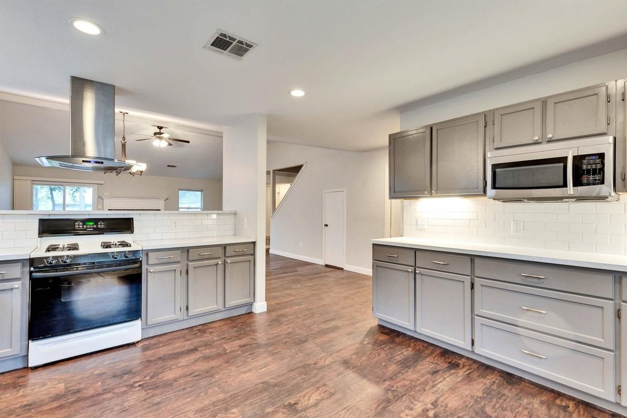 9706 Moorberry St - Photo 6 of 25