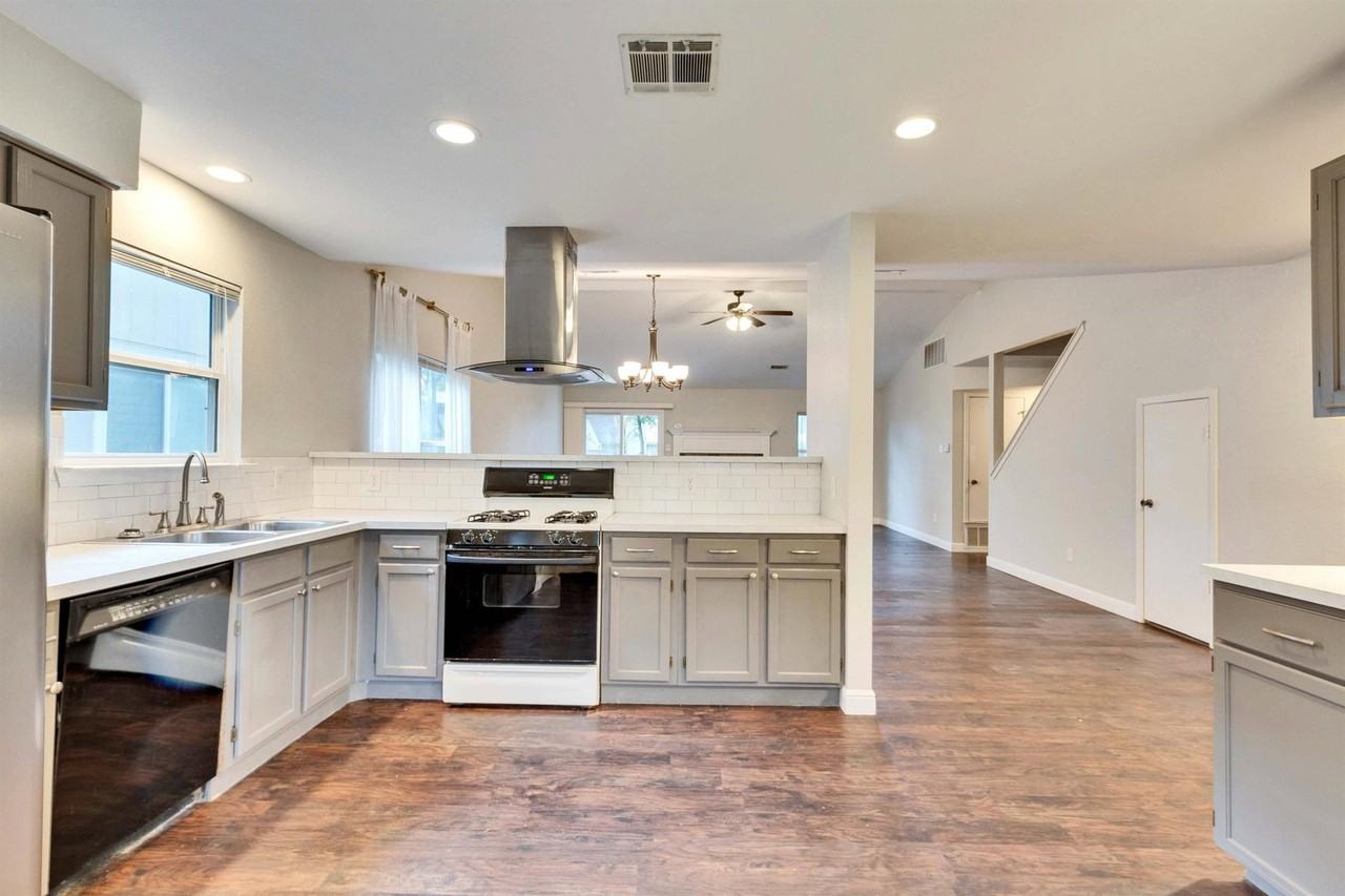 9706 Moorberry St - Photo 7 of 25