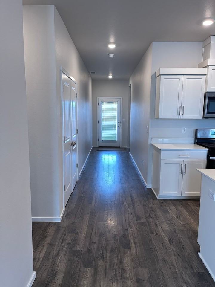 645 Ne Union Loop - Photo 2 of 17