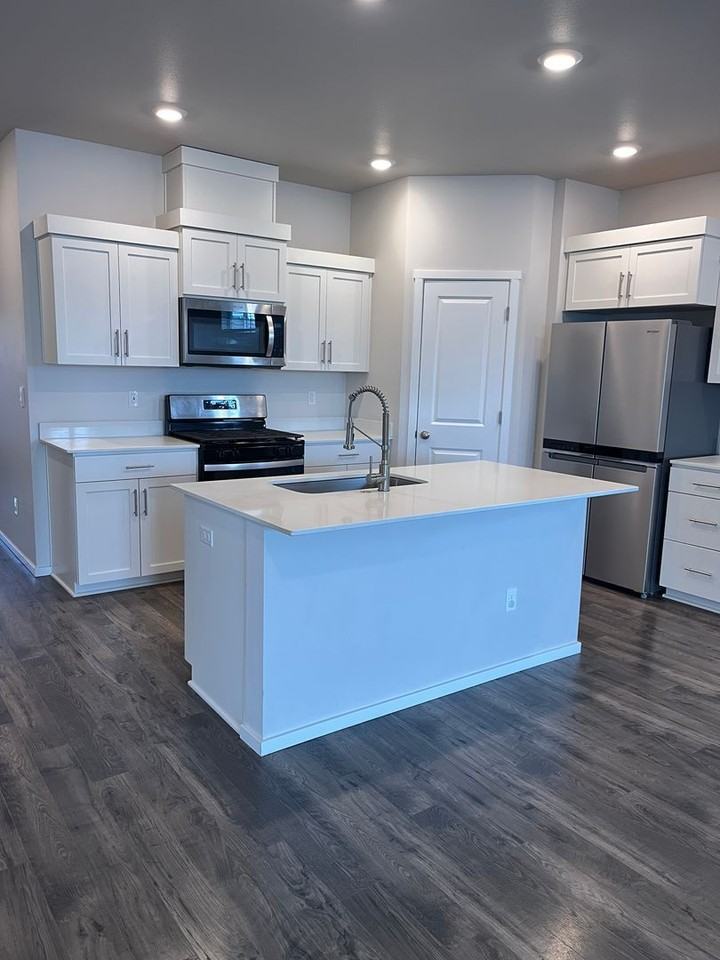 645 Ne Union Loop - Photo 3 of 17