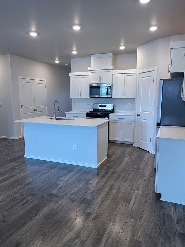 645 Ne Union Loop - Photo 4 of 17