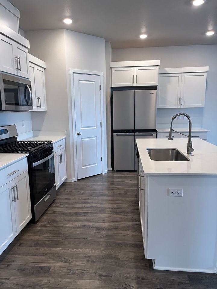 645 Ne Union Loop - Photo 5 of 17