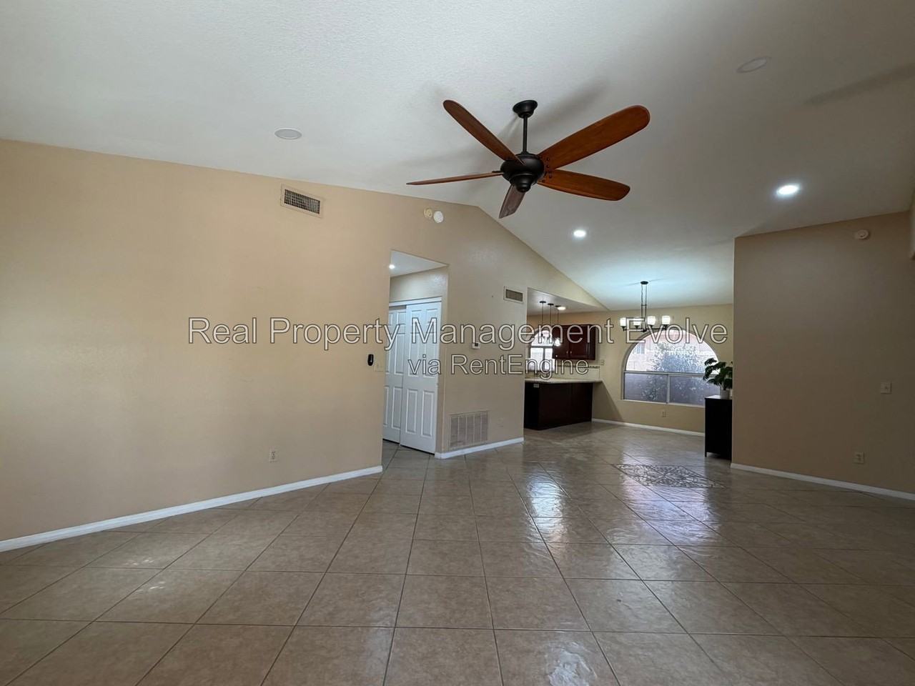 7568 W Kerry Ln - Photo 4 of 28