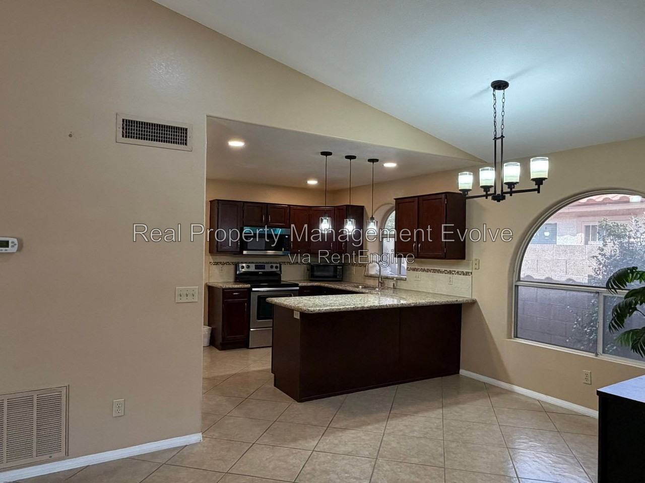 7568 W Kerry Ln - Photo 5 of 28
