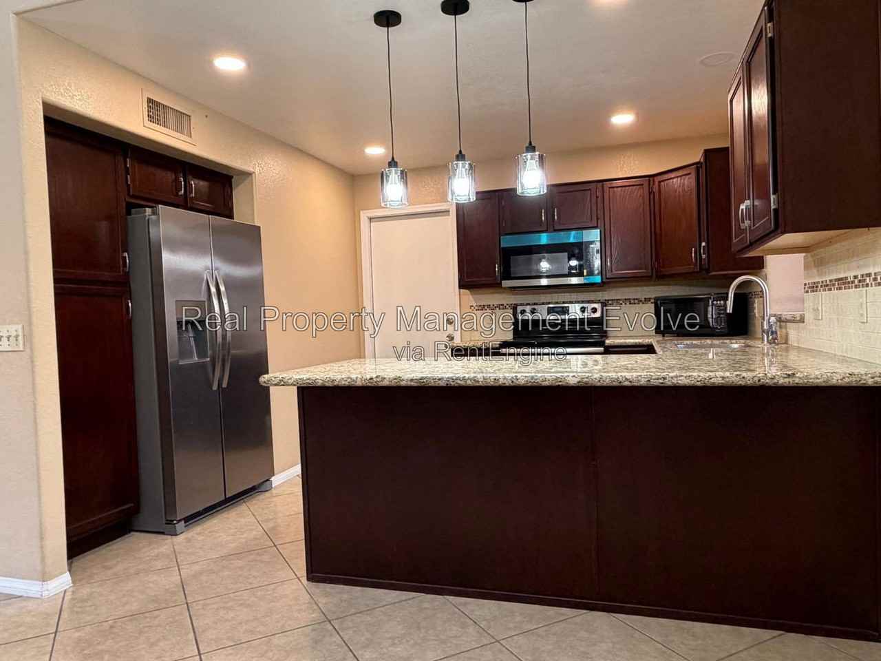 7568 W Kerry Ln - Photo 6 of 28
