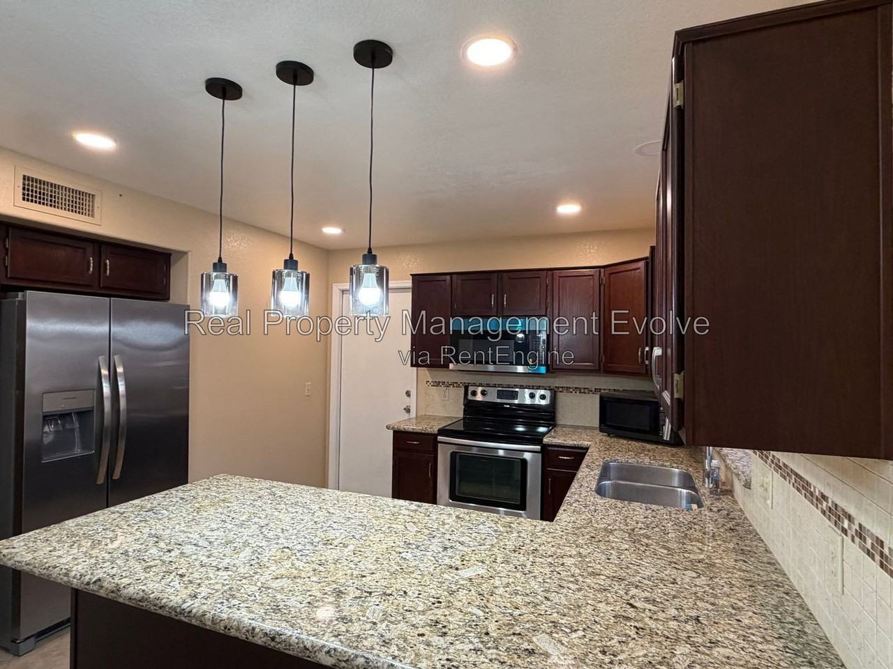 7568 W Kerry Ln - Photo 7 of 28