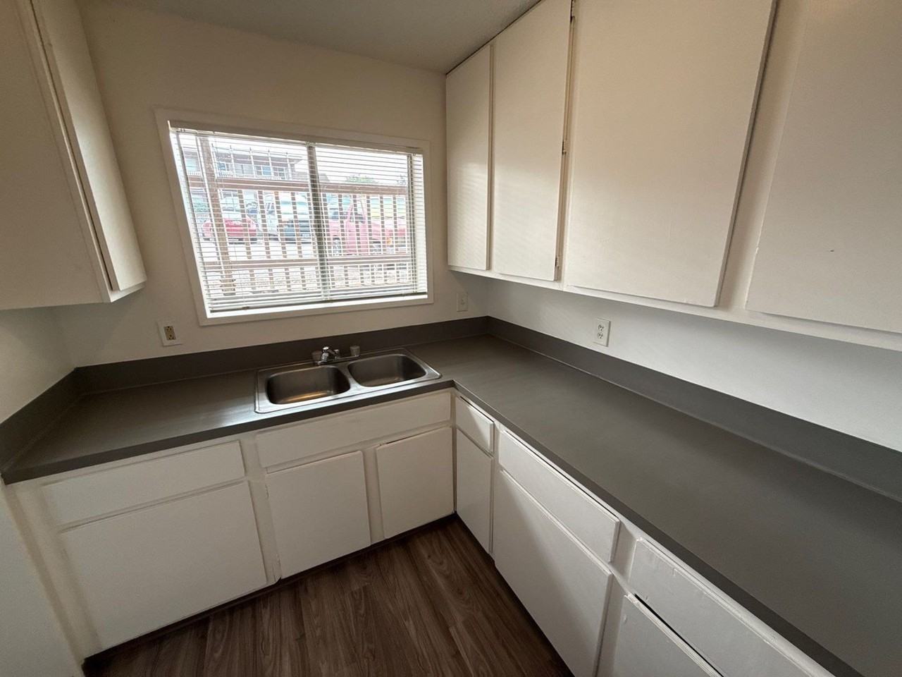 528 Sw Levens St #4 - Photo 7 of 21