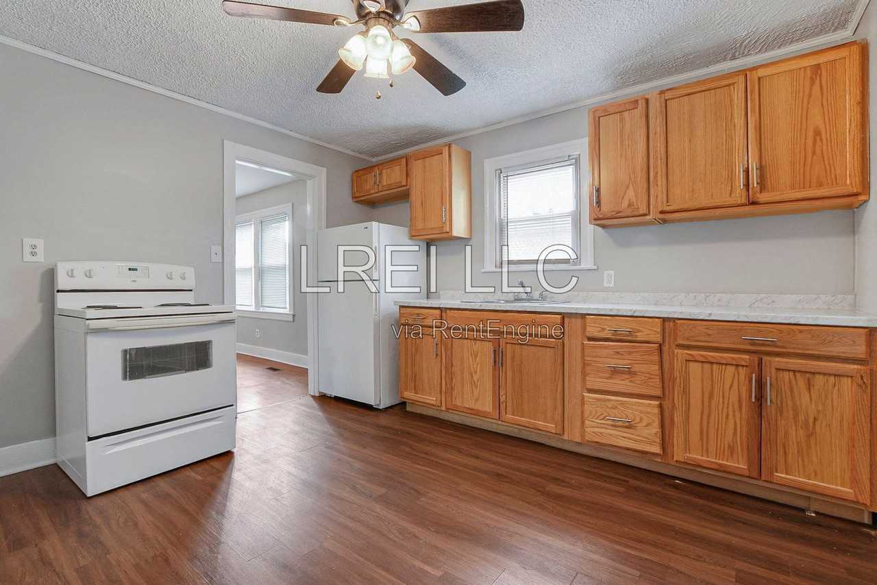 1212 Homeview Dr - Photo 6 of 12