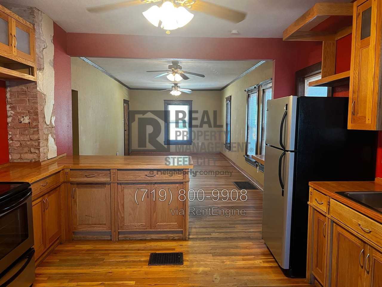 1520 E 8th St - Photo 3 of 24