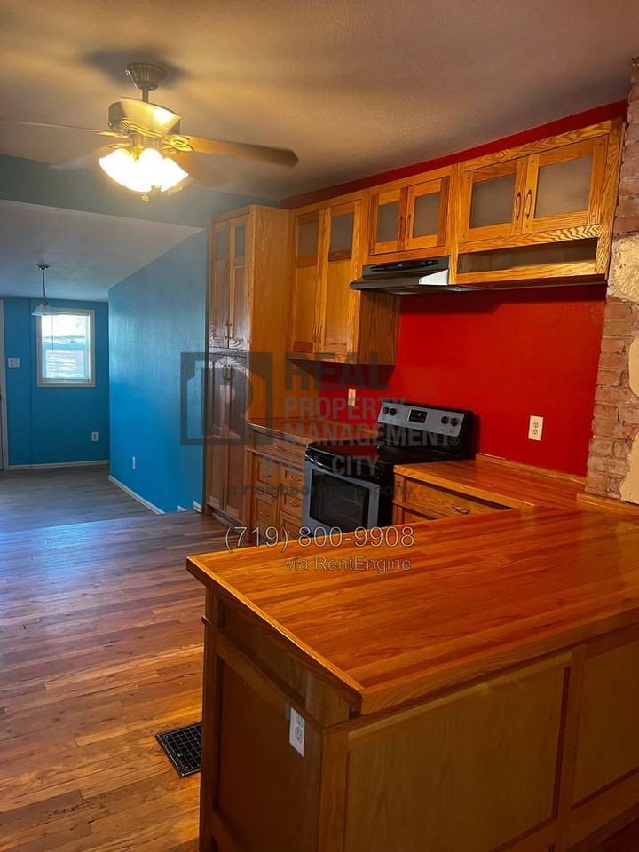 1520 E 8th St - Photo 4 of 24