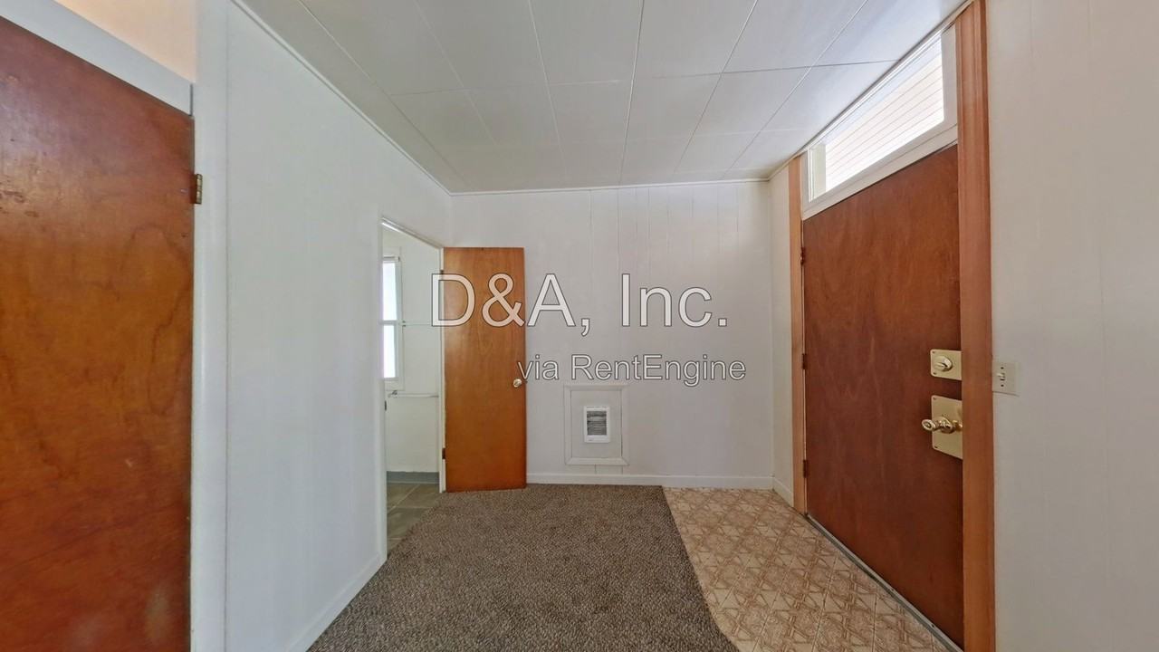 445 Sw 9th St - Photo 2 of 7