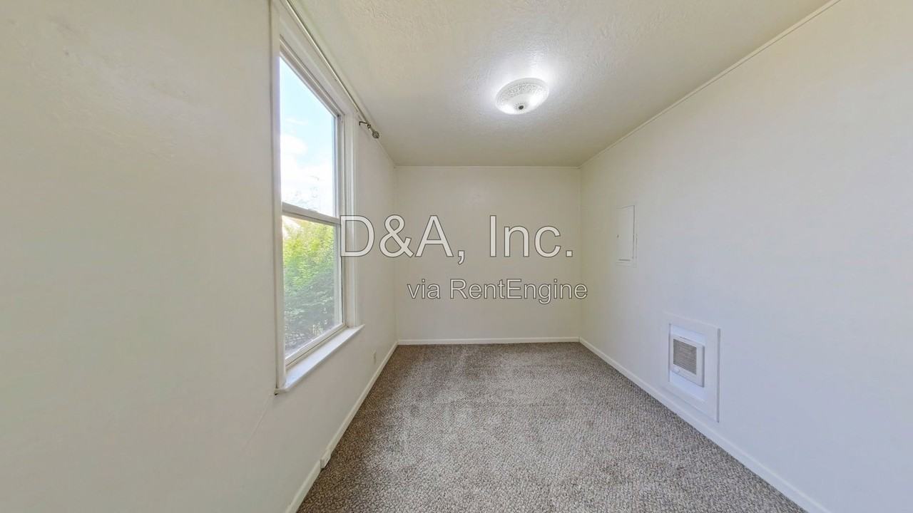 445 Sw 9th St - Photo 5 of 7