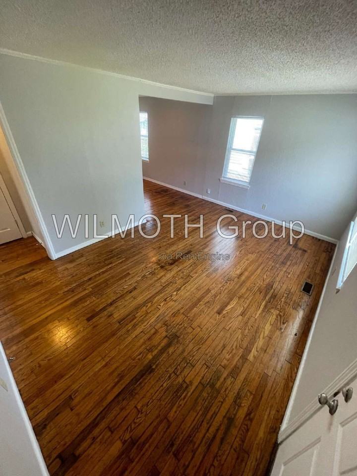 5819 Greenfield Ave - Photo 2 of 12