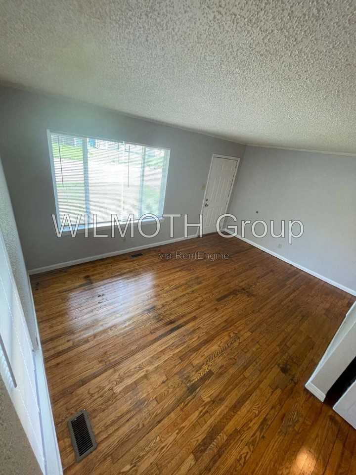 5819 Greenfield Ave - Photo 3 of 12
