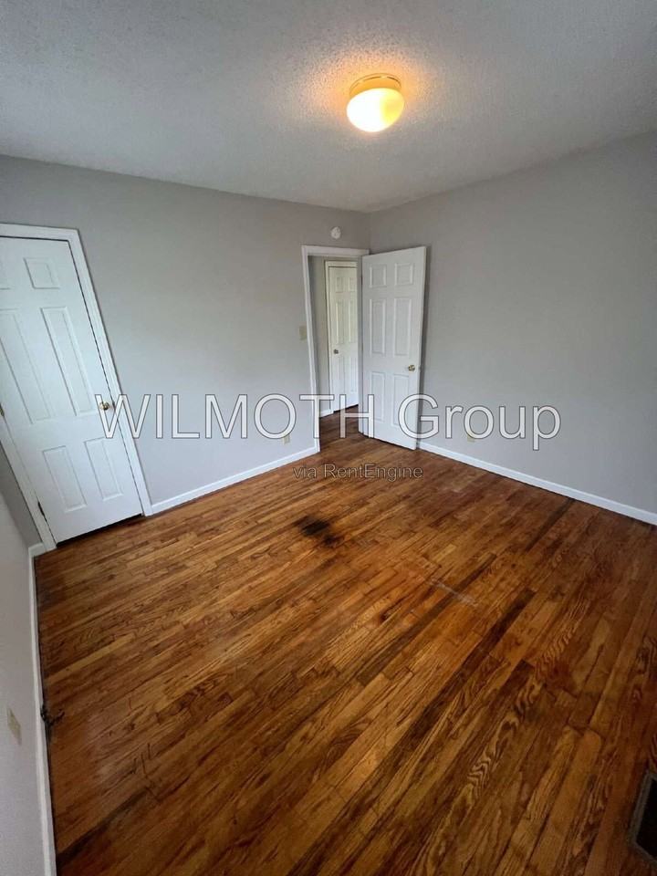 5819 Greenfield Ave - Photo 6 of 12