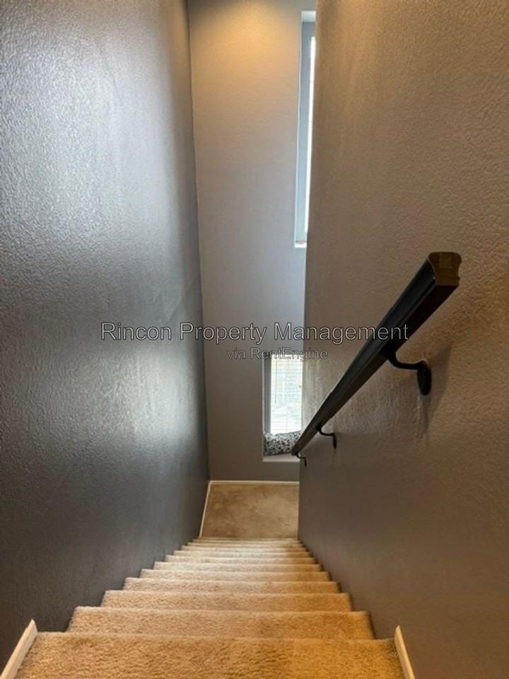 2333 Chapel Dr - Photo 3 of 6