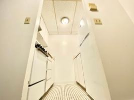 featured image of 404 E Howell St