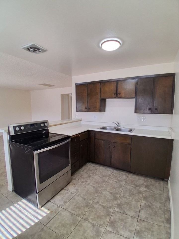 2665 N Wishon Ave - Photo 2 of 9