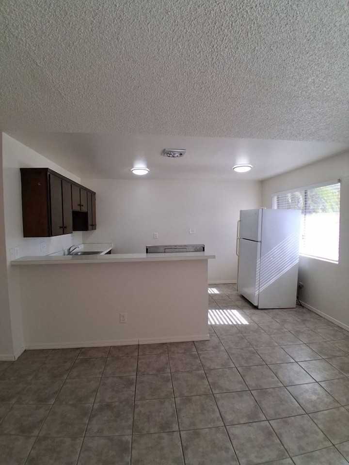 2665 N Wishon Ave - Photo 3 of 9
