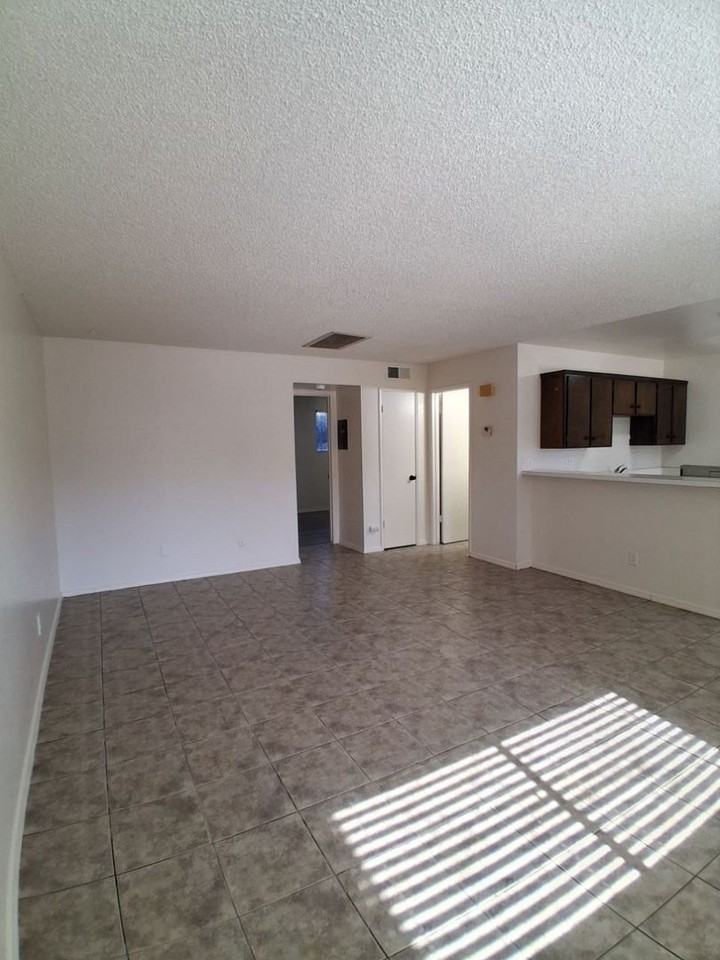 2665 N Wishon Ave - Photo 4 of 9