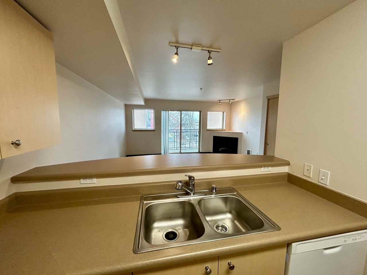 1700 Madison Apartments - Photo 6 of 15