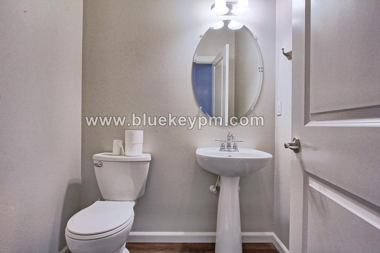 907 N 9th Way - Photo 7 of 18