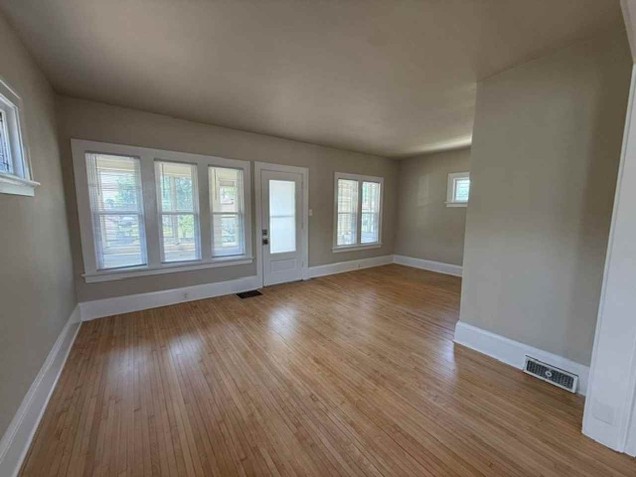 8820 W Rogers St - Photo 5 of 12