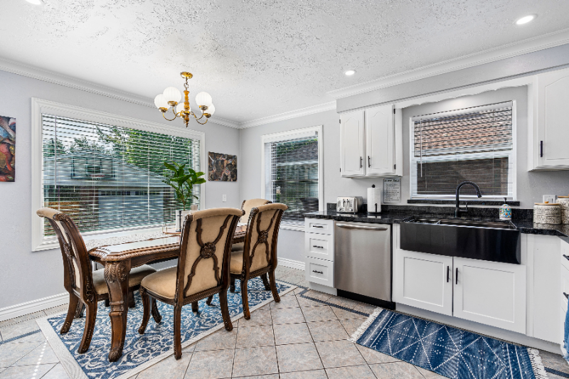444 N Oakley St - Photo 4 of 50