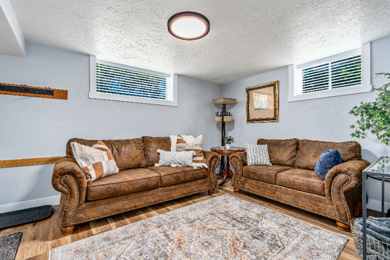 444 N Oakley St - Photo 5 of 50