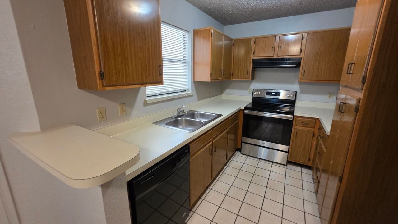 906 Meadow Cir N - Photo 5 of 19