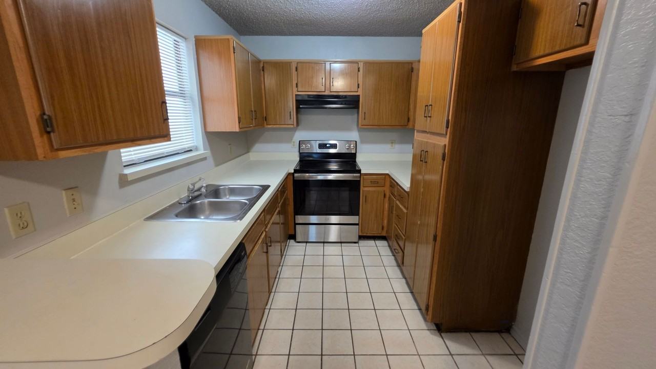 906 Meadow Cir N - Photo 6 of 19