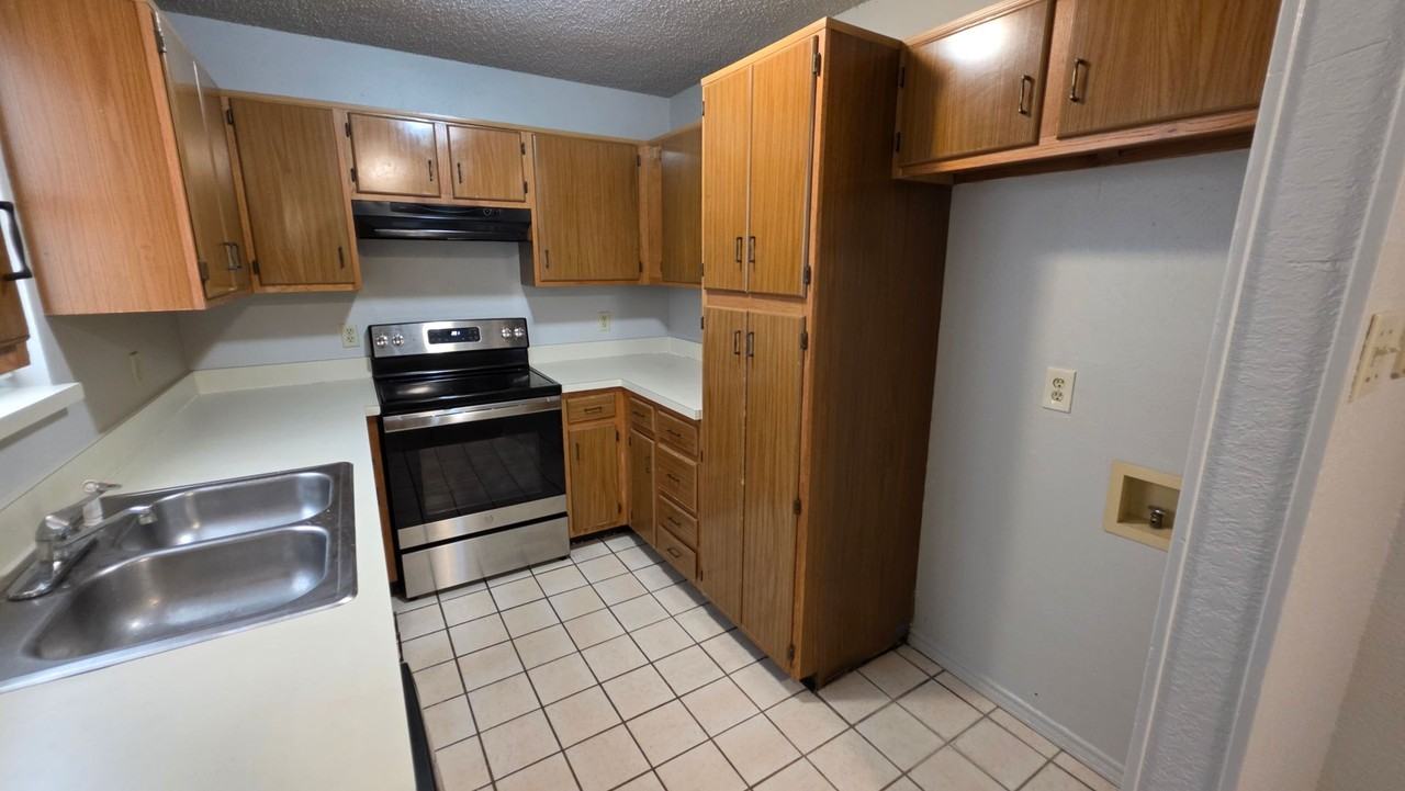 906 Meadow Cir N - Photo 7 of 19