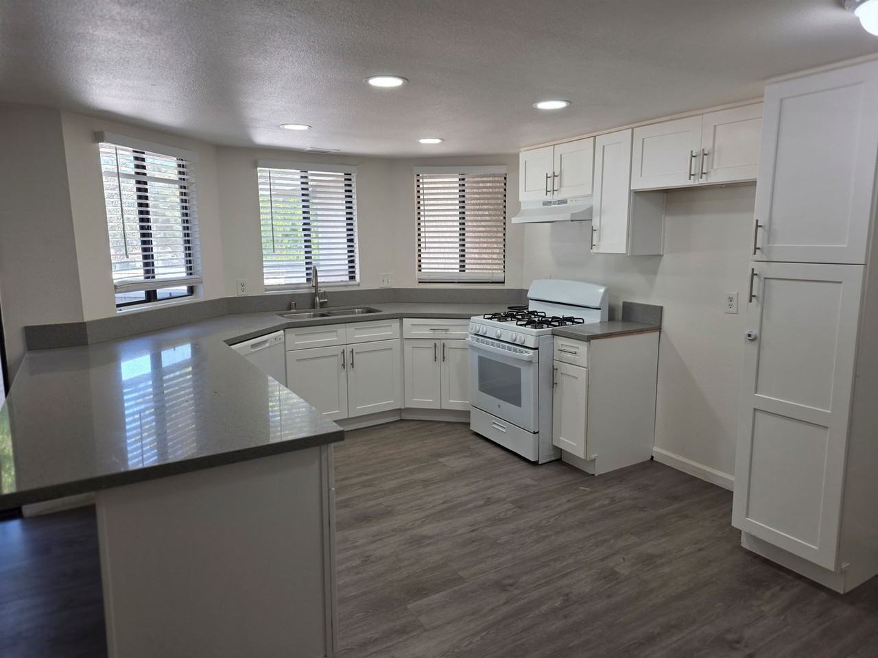 1161 Johnson Dr - Photo 2 of 4