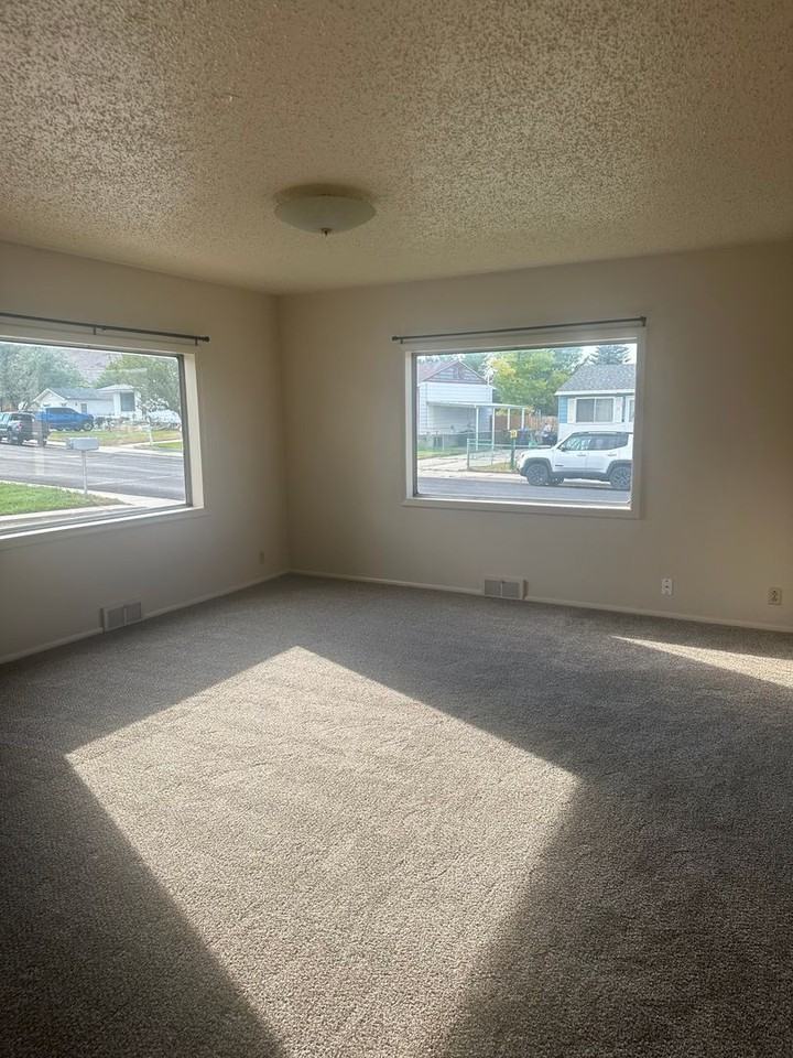 515 Jensen St - Photo 3 of 10