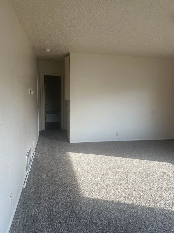515 Jensen St - Photo 4 of 10