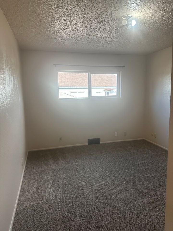 515 Jensen St - Photo 6 of 10
