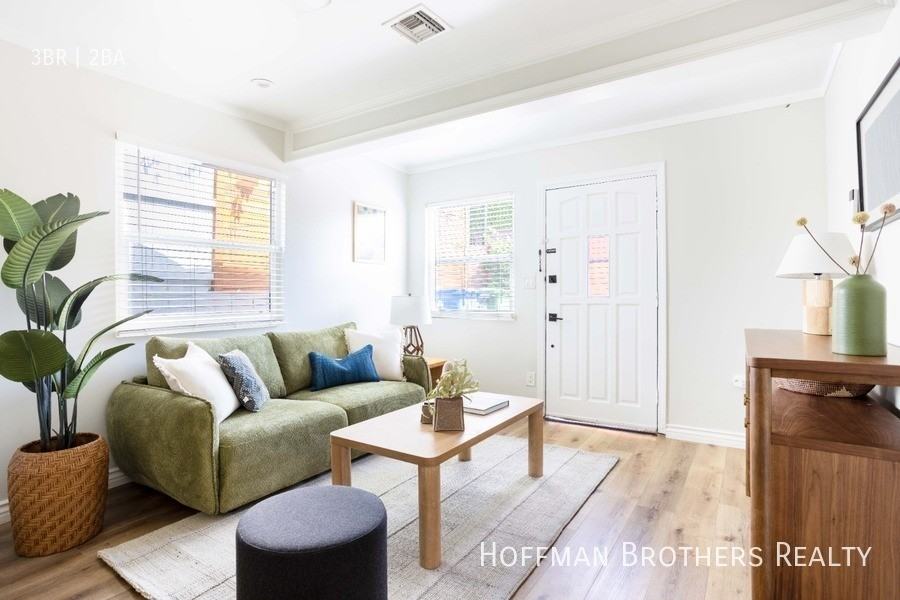2210 Clinton St - Photo 4 of 18