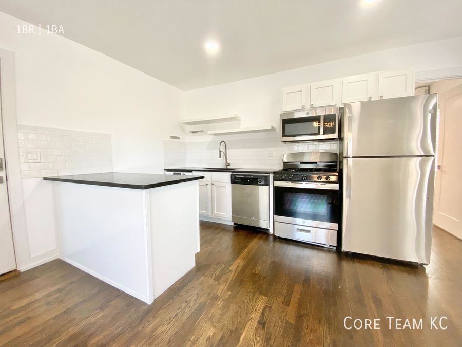 110 E 40th St #109