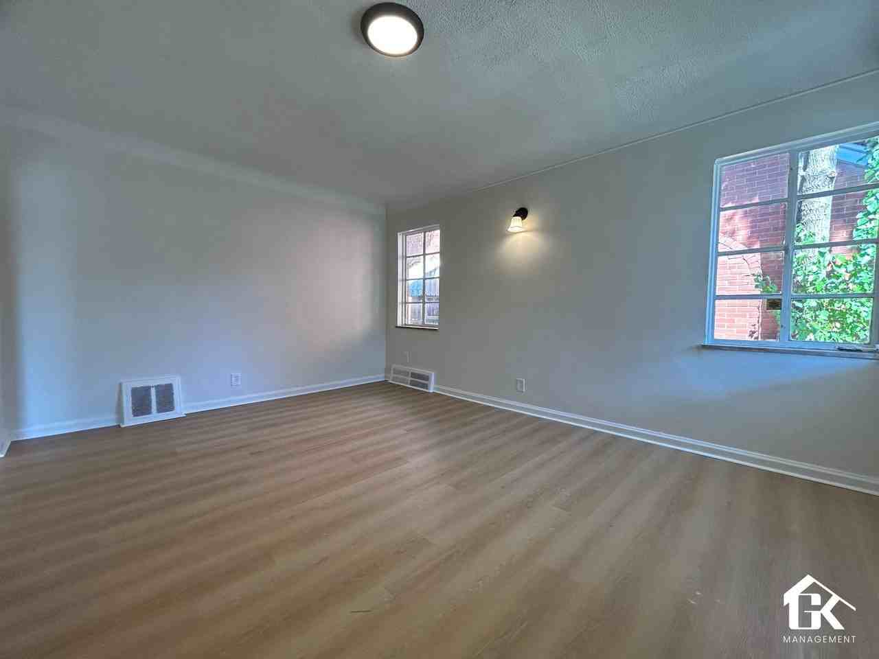 19212 Curtis St - Photo 3 of 17