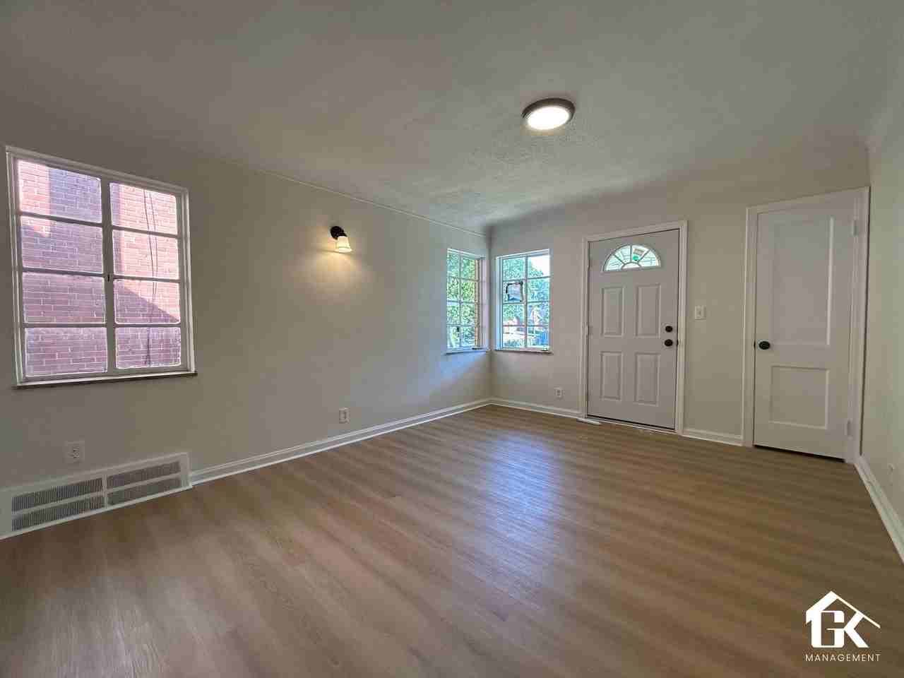 19212 Curtis St - Photo 6 of 17