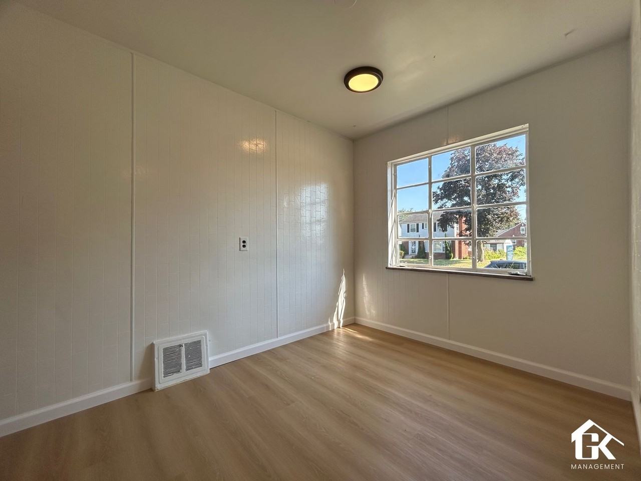 19212 Curtis St - Photo 7 of 17