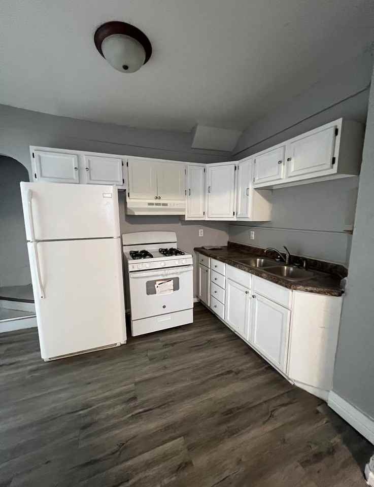 712 E 15th St - Photo 3 of 12