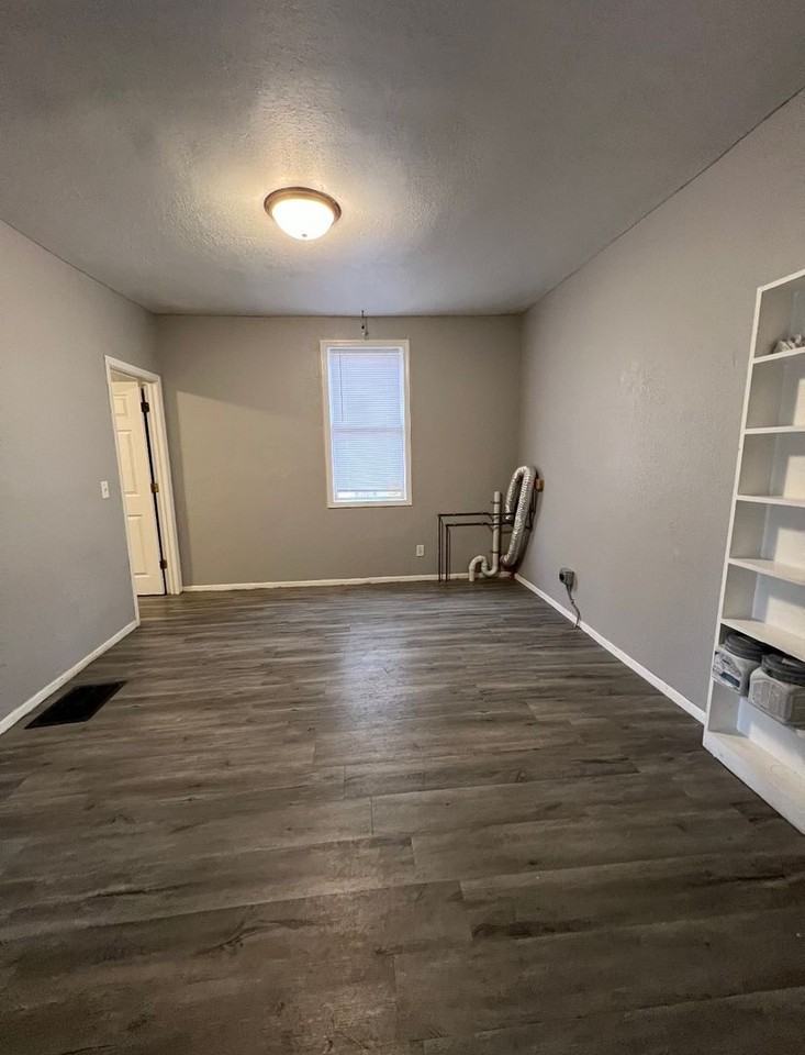 712 E 15th St - Photo 5 of 12