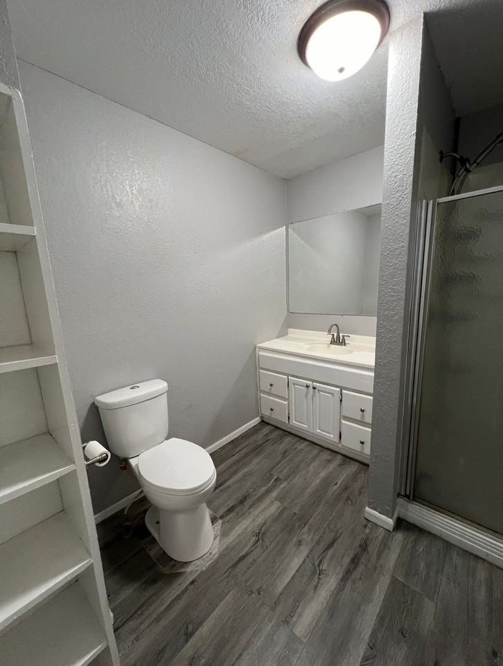 712 E 15th St - Photo 6 of 12