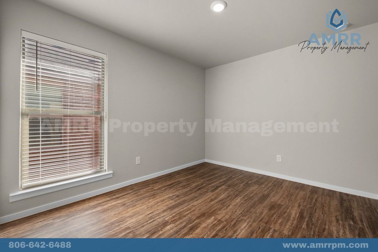 2037 Kenwood Ave - Photo 4 of 27