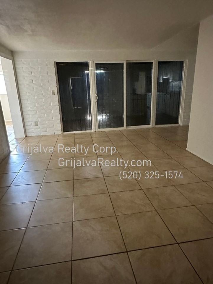 3325 S Elson Ave - Photo 3 of 12
