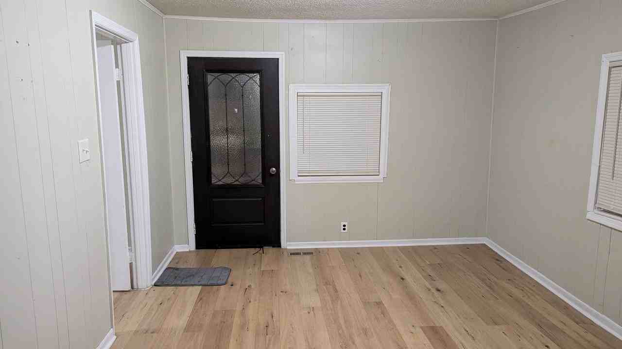 455 W College St - Photo 4 of 21