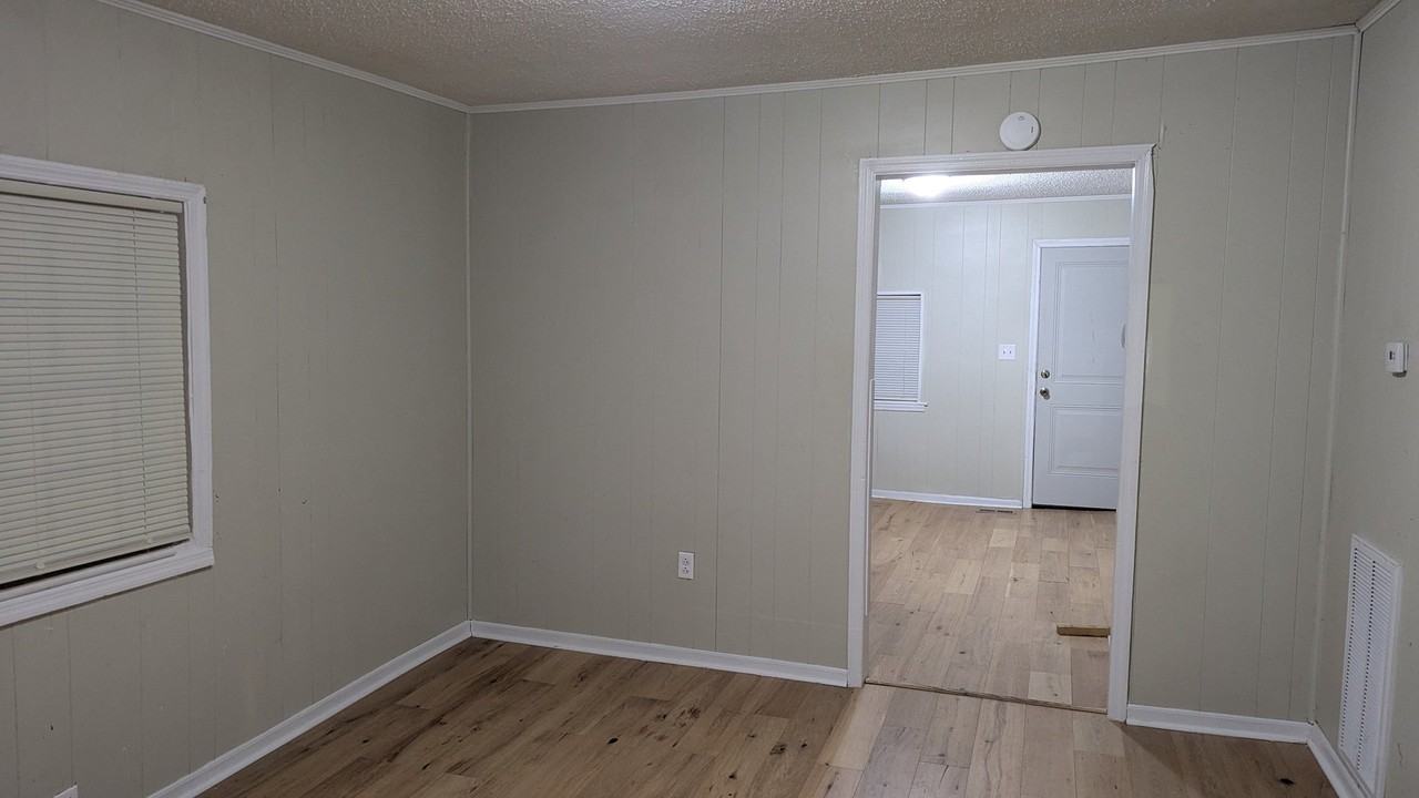 455 W College St - Photo 5 of 21