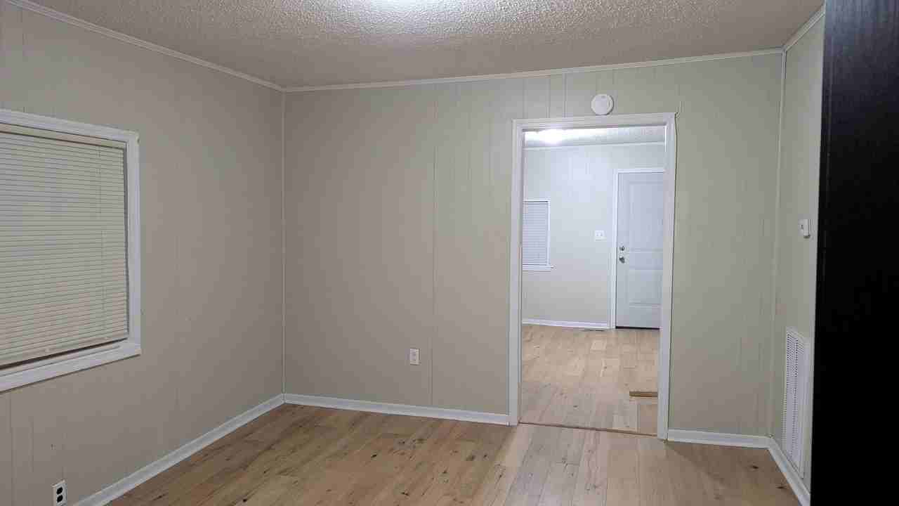 455 W College St - Photo 6 of 21